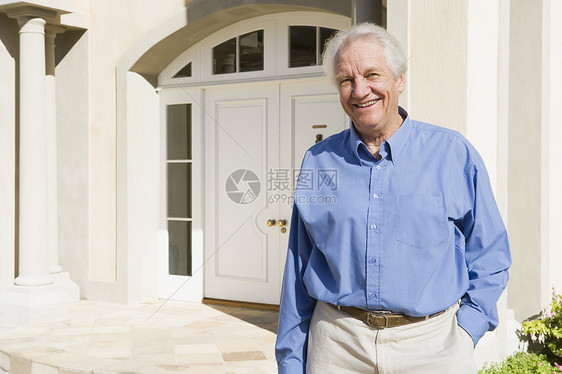 高级男子在屋外站着养老金老人水平老年相机男人退休富裕男性祖父母图片