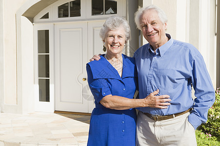 室外老年夫妇男人富裕老人微笑拥抱退休养老金女性前门祖母图片