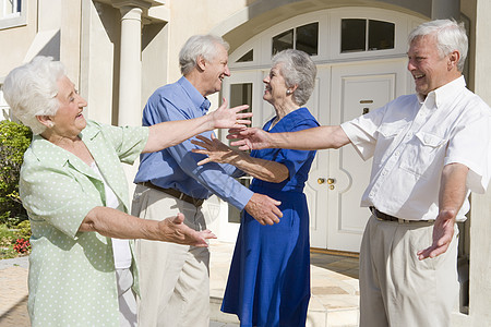 高级夫妇的问候朋友退休女性祖父母祖母男性水平夫妻男人老年友谊图片