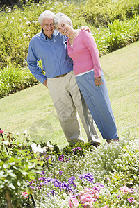 年长夫妇在花园中站立祖父友谊祖母夫妻祖父母男性老年女性伴侣享受图片