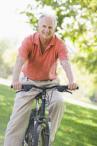 骑自行车的资深男子休闲成年人老化体育活动视角农村服装成人着装图片
