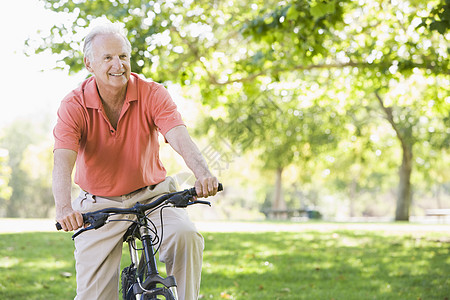 骑自行车的资深男子着装农村老化服装休闲装体育外表视角成年人成人图片
