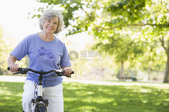 骑自行车的老年妇女休闲服装体育着装成人活动老化成年人休闲装休闲服图片