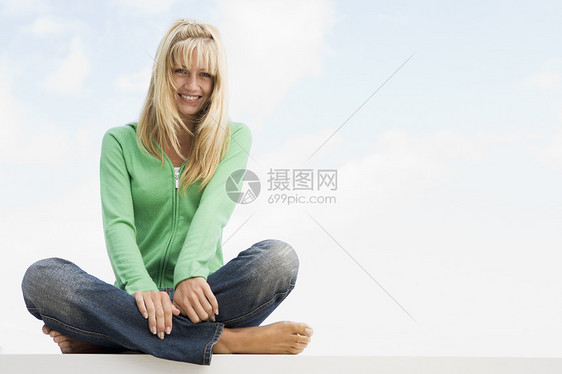 坐在门外交叉腿上的妇女微笑休闲服中年人活力着装女士休闲女子成人相机图片