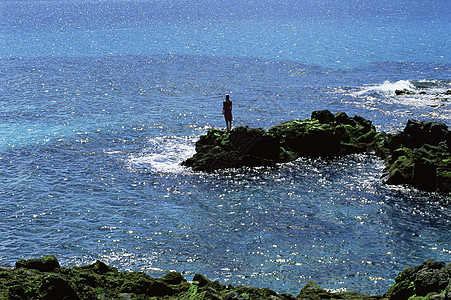 洋边(远处/月光) 大块岩石上的妇女户外站立图片