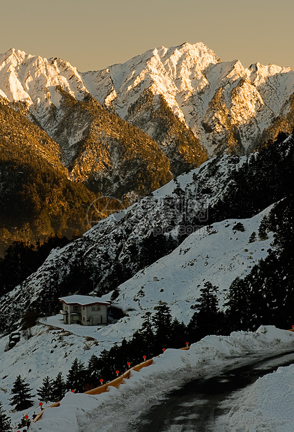 雪山日落图片