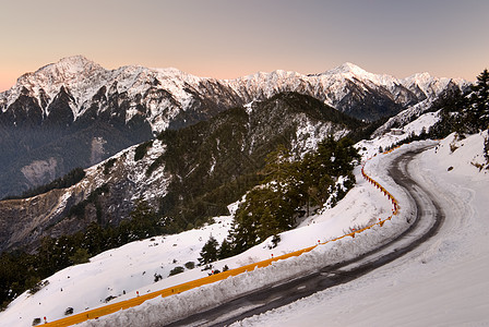 高山之夜 路上有雪和冰图片