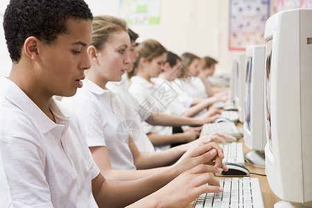 在计算机工作站工作的学生人数头发教室课堂同学们孩子孩子们班级棕色黑发电脑图片