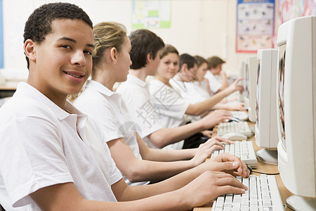 在计算机工作站工作的学生人数电脑头发孩子们教室外表班级课堂棕色孩子黑发图片