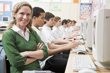 与教师一起在计算机工作站工作的学生人数课堂人物教室黑发班级同学们教学成年人成人课程图片