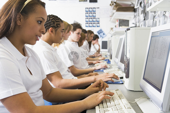 在计算机工作站工作的学生人数棕色孩子课程电脑孩子们课堂同学们教室头发黑发图片
