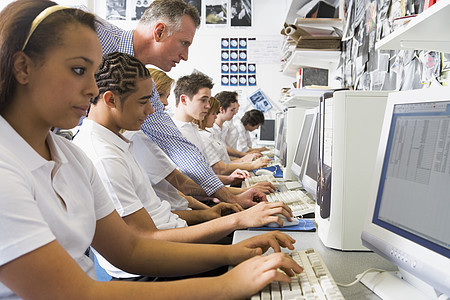 在计算机工作站工作的学生人数课程同学们班级孩子们课堂电脑教室外表头发黑发图片