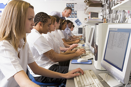 在计算机工作站工作的学生人数同学们棕色班级外表课程教室孩子们头发黑发电脑图片