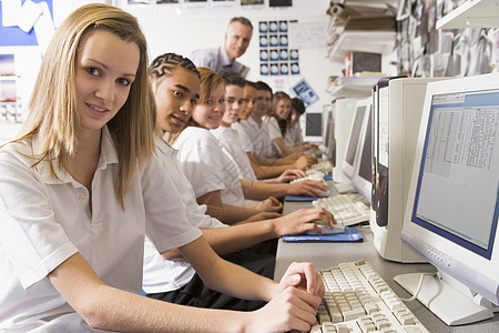 在计算机工作站工作的学生人数同学们课程电脑外表班级棕色孩子课堂孩子们头发图片