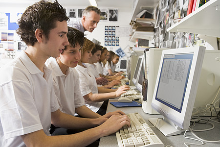 在计算机工作站工作的学生人数孩子们头发黑发课程课堂棕色电脑班级孩子外表图片