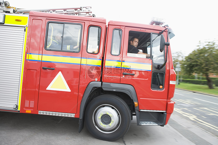 消防员驾驶消防车离开消防站成年人外表车辆消防队员情感勇气情况服务急救员消防器具图片