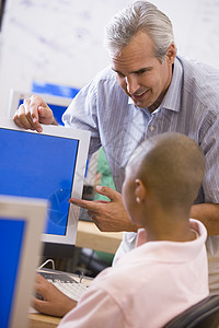 计算机班男学生教师和男学生黑发着装休闲电脑电脑显示器服装视角成年人科学课堂图片