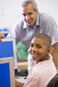 计算机班男学生教师和男学生电脑显示器服装婴儿成年人班级键盘视角电脑休闲服成人图片