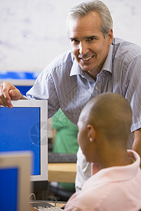 计算机班男学生教师和男学生成年人教学休闲装黑发一代婴儿电脑显示器俱乐部科学着装图片