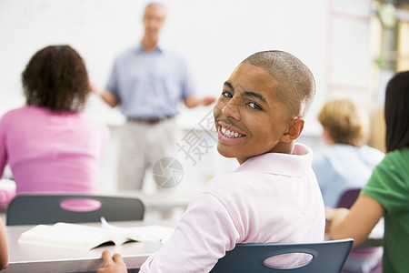 在课堂上与其他学生一起学习的男学生休闲装教室休闲服工作者镜头多样性背景成人着装服装图片