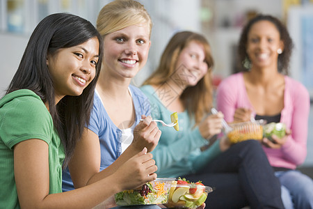 学生午餐时间休息情绪服装情感饮食教育着装休闲服多样性棕色图片