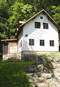 山地上的房子木头草地地面爬坡乡村国家建筑学风景窗户山脉图片