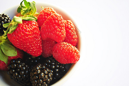 黑莓 覆盆子和草莓白色黑色绿色浆果红色食物图片