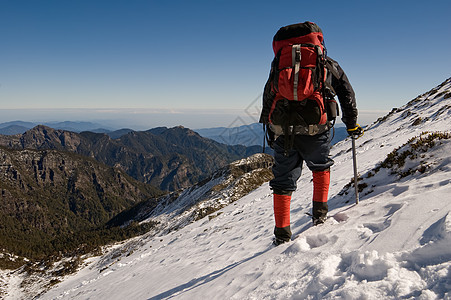 男子在雪地上行走图片