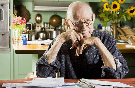 带比尔的男子厨房祖父心事预算经济眼镜支付长老老化困扰背景图片