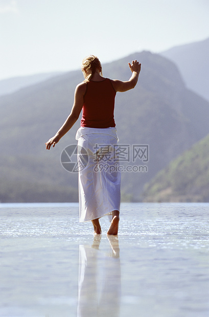 女性户外在风景地点水上行走的妇女成年人山脉湖泊蓝天水平外表爬坡成人天空空间图片