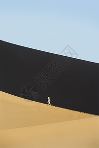 在沙漠中走在户外的人(远处)图片