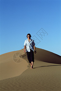 在沙漠中走在户外的人图片