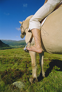 妇女户外在风景地点骑马爬坡动物马匹成人蓝天农村捞面天空外表人种图片