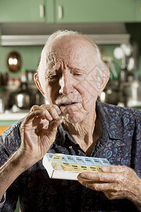 有药壳的老人长老医学药物爷爷剂量处方老化治愈治疗疾病图片