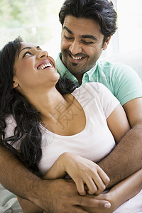 在客厅的情侣拥抱和微笑高键成年人夫妻男朋友人种视角成人亲热镜头外表感情图片