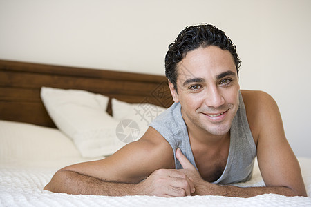 男人在床上放松 在卧室微笑选择性焦点情感成人特写房子房屋视角情绪成年人镜头双人床图片