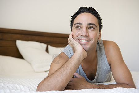 男人在床上放松 在卧室微笑选择性焦点成年人特写情感视角双人床镜头情绪焦距水平幸福图片