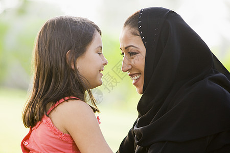 母亲和女儿在公园户外拥抱和微笑选择性焦点情感焦距衣服家庭孩子女孩年龄亲热感情女儿们图片