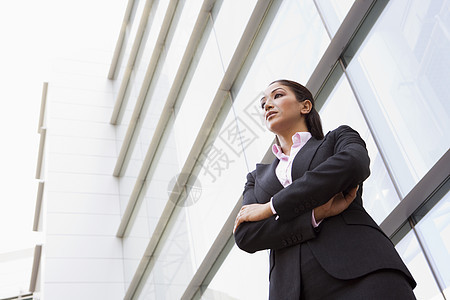 通过建筑物高关键选择性重点在户外站立的女商务人士公司成年人成人女性商界商务商业生意人人士建筑图片
