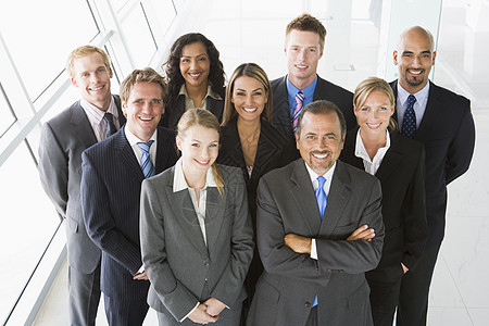 在办公室空间微笑外地高关键深度站着的一组同事小组商界男士窗户一代商务女性生意人团队成人业务图片