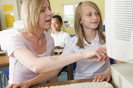 学生和老师在计算机终端打字 背景是学生 选择性焦点孩子们男生休闲休闲服电脑男孩们教室服饰同学人物图片