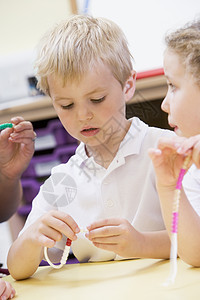 使用计算珠子选择性重点的数学班学生建设成年人男生成人外表同学孩子们课堂同学们孩子图片