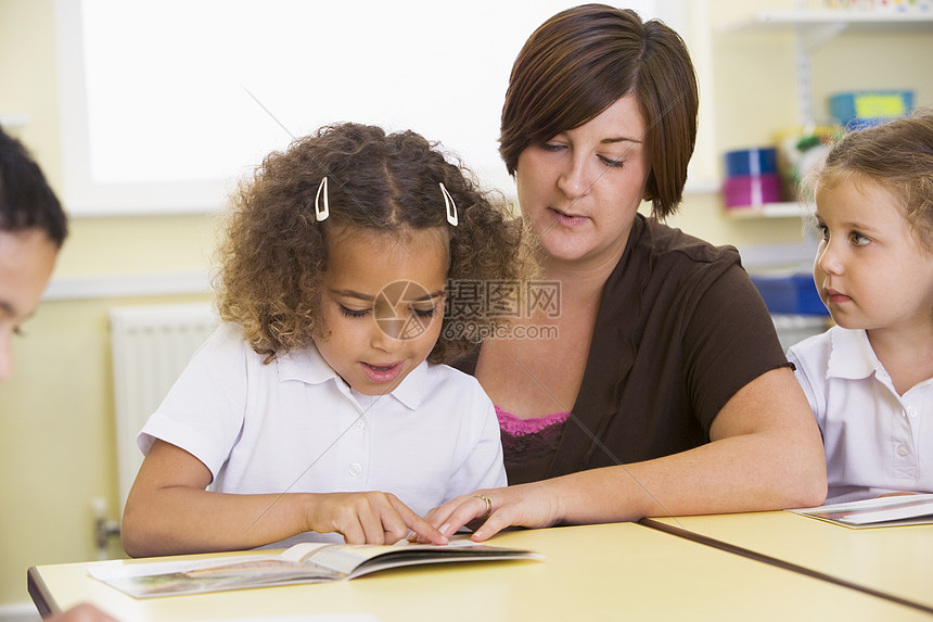 有教师阅读选择性重点的班级学生教育家图书休闲儿童孩子们教室教育性同学男生读物图片