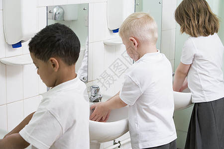洗水手浴室学生人数百分比阶段美容教育性小学生镜子种族白种人孩子们浴室镜男生图片