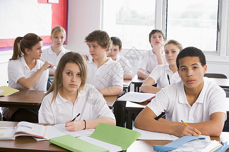 在教室上课的中学生人数 女生女孩们相机镜头朋友友谊黑发种族作业头发中学图片