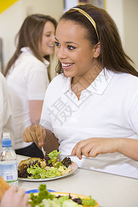 学生在餐厅吃午餐男生成人孩子多样性饮食同学们男孩们成年人食物食品图片