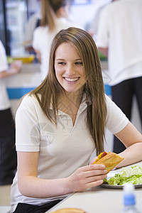 学生在餐厅吃午餐多样性食品黑发人物时间食物棕色男孩们饮食孩子们图片
