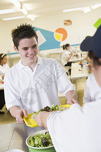 学生在餐厅吃午餐同学们食物晚宴时间成人食品棕色种族头发朋友们图片