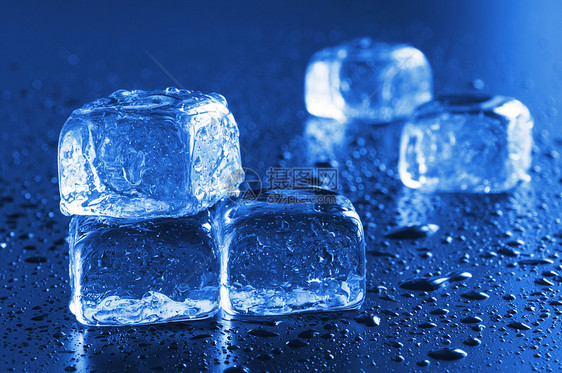 冰雪立方体宏水滴蓝色清凉玻璃辉光冰块冻结冷藏图片