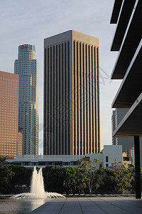 广场上方的摩天大楼图片